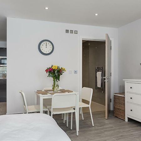The Lion Gate Apartments East Molesey Exterior photo